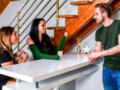 お尻, 指いじり, キス, レズビアン, なめる, ストリッピング, タトゥー, ティーン