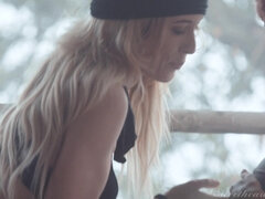 Arsch, Grosse titten, Blondine, Braunhaarige, Lesbisch, Lecken, Socken, Tätowierung