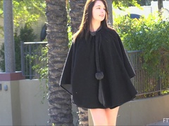 Застукали, Крупный план, Мастурбация, Оргазм, На публике, Соло, Сквиртинг, Под юбкой