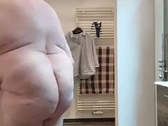 Salle de bains, Belle grosse femme bgf, Grosse bite, Allemand, Masturbation, Douche, Solo, Fessée