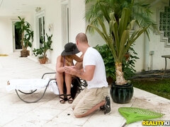 Grosse titten, Bikini, Vollbusig, Massage, Natürlichen titten, Erotischer film, Jungendliche (18+), Spanner