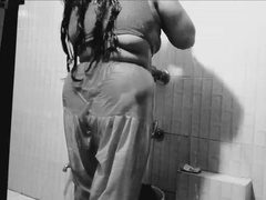 Desi Housewife Gets Pussy Licked by Husband in Bathroom - Nura443