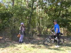 18 ans, Sucer une bite, Habillées, En levrette, Nue, De plein air, Pisser, Suçant