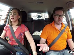 Tussi, Grosse titten, Auto, Piercing, Öffentlich, Realität, Ablutschen, Lehrer