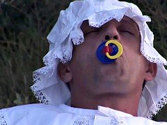 Anaal, Bruinharig, Dominante vrouw, Ondergoed, Moeder die ik wil neuken, Buiten, Voorbinddildo, Tieten likken