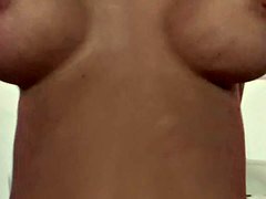 Gros seins, Masturbation