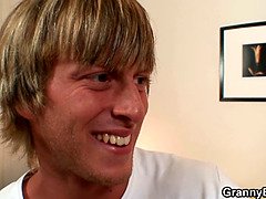 Grosser schwanz, Oma, Reif, Muschi, Realität, Rotschopf, Strümpfe