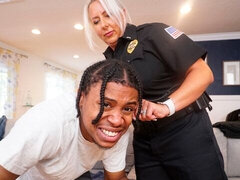 Culo grande, Rubia, Mamada, Estilo perrito, Interracial, Madres para coger, Policía, Tetas