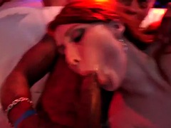 Enthousiasteling, Grote mammen, Sperma, Groep, Hardcore, Feest, Swinger, Tieten likken