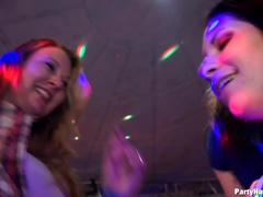 Enthousiasteling, Grote lul, Bruinharig, Aangekleed, Orgie, Feest, Zuigen, Swinger