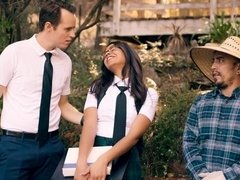 Grosse bite, Sucer une bite, En levrette, 2 femmes 1 homme, Doigter, Interracial, Rasée, Plan cul à trois