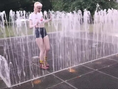 Rubia, Fetiche, Despelote, Al aire libre, Público, Cabello corto, Tetas, Mojado