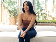 Amateur, Sucer une bite, Brunette brune, En levrette, Seins naturels, Rasée, Adolescente, Nénés