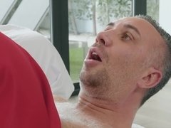 Baby sitter, Sucer une bite, Brunette brune, Tromperie, Hd, Massage, Seins naturels, Chevaucher