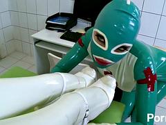 Ноги, Женское доминирование, Каблуки, Латекс, Лесбиянка, Лизание, Медсестра, Сиськи