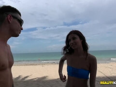 Playa, Morena, Corridas faciales, Lamidas, Dinero, Pequeña, Coño, Tetas