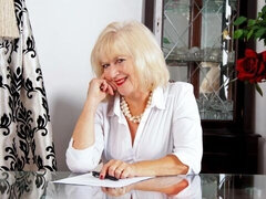 Grote kont, Grote mammen, Blond, Vingeren, Masturbatie, Rijpe lesbienne, Alleen, Strippen