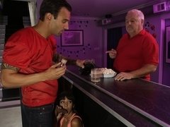 Grosser schwanz, Blasen, Braunhaarige, Spiele, Freundin, Dürr, Tätowierung, Titten