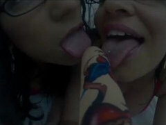 Gros seins, Brunette brune, Plantureuse, Gode, Lesbienne, Léchez, Chatte, Nénés