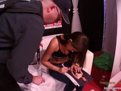 Entre bastidores, Rubia, Alemán, Besar, Lamidas, Tetas naturales, Orgasmo, Público