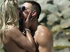 Playa, Culo grande, Tetas grandes, Rubia, Mamada, Al aire libre, Perforación, Tatuaje