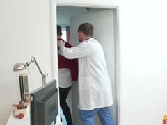 Grosse titten, Braunhaarige, Kehlenfick, Hundestellung, Handjob, Interrassisch, Latina, Titten