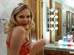 Cuarto de baño, Verga grande, Rubia, Mamada, Estilo perrito, Lencería, Pequeña, Flaco