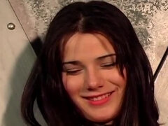 Enthousiasteling, Bondage discipline sadomasochisme, Gebondenheid, Bruinharig, Moeder die ik wil neuken, Slaaf, Vastgebonden, Tieten likken