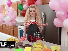 Grosser schwanz, Blondine, Blasen, Geile alte tussi, Kehlenfick, Hd, Schreiend, Schlampe