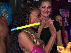 Bondage, Éjaculer dans la bouche, Noir ébène, Pisser, Public, Réalité, Pute, Tatouage