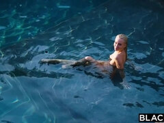 Blonde, Sucer une bite, En levrette, 2 femmes 1 homme, Énorme, Interracial, Chatte, Plan cul à trois