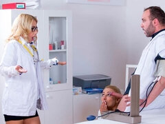 Gros cul, Grosse bite, Blonde, Médecin, En levrette, 2 femmes 1 homme, Seins naturels, Nénés