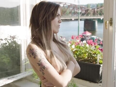 Жопа, Блондинки, Пальцем, Лесбиянка, Мастурбация, Стриптизерша, Тату, Молоденькие