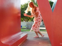 Pénétrer avec le poing, Massage, Masturbation, Orgasme, Public, Solo, Jouets, Sous la jupe