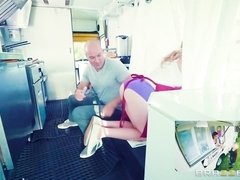 Grosser arsch, Blasen, Vollbusig, Auto, Milf, Natürlichen titten, Im freien, Titten