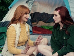 Enthousiasteling, Kont, Vingeren, Moeder die ik wil neuken, Natuurlijke tieten, Buiten, Roodharige vrouw, Geschoren