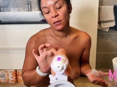 Anal, Beso negro, Cuarto de baño, Masturbación, Maduro, Tatuaje, Inodoro, Juguetes