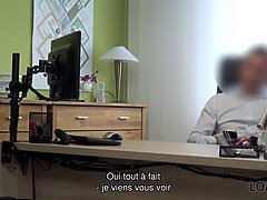 Loan4k. une femme séduisante a des relations sexuelles avec un agent