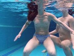 18 jahre, Tschechisch, Zierlich, Pool, Dusche, Badeanzug, Titten, Unter wasser