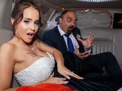 In den arsch, Grosser arsch, Grosse titten, Blasen, Braut, Braunhaarige, Auto, Milf