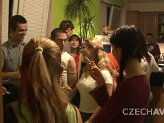 Leie, Blasen, Braunhaarige, Natürlichen titten, Party, Zierlich, Dürr, Jungendliche (18+)