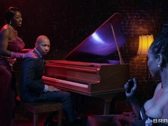 Grosser arsch, Grosse titten, Blasen, Schwanz, Hundestellung, Schwarz, Milf, Flotter dreier