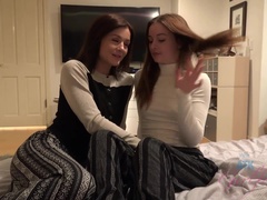 Enthousiasteling, Vriendin, Zoenen, Likken, Orgasme, Klein, Kut duiken, Tieten likken