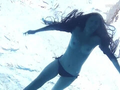 Nana, Bikini, Plantureuse, Seins naturels, Petite femme, Public, Maigrichonne, Nénés