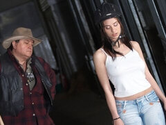 Минет, Брюнетки, Застукали, Семяизвержение, Член, Лизание, На природе, Юбки