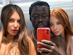 Gros cul, Grosse bite, En levrette, 2 femmes 1 homme, Interracial, Seins naturels, Maigrichonne, Nénés
