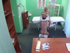 Blondine, Blasen, Arzt, Aufs gesicht abspritzen, Handjob, Hd, Lecken, Muschi