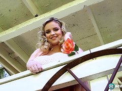 Blonde, Plantureuse, Poilue, Masturbation, Seins naturels, De plein air, Chatte, Solo