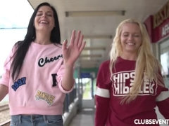 Blondine, Braunhaarige, Verein, Gruppe, Lesbisch, Öffentlich, Rasiert, Jungendliche (18+)