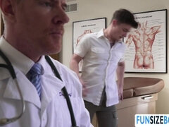 Grosser schwanz, Blasen, Braunhaarige, Arzt, Fingern, Behaart, Handjob, Büro